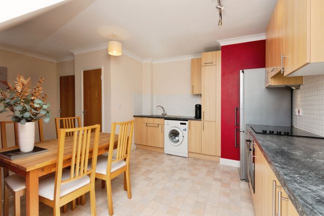 Apartment 96, Dorchester Court, 283, London Road, Surrey photo 4
