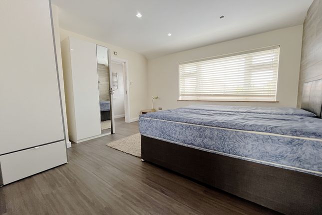 Flat 3, 28, Vicarage Farm Road, Hounslow photo 5