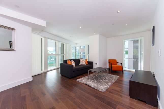 Flat to rent in Talisman Tower, Lincoln Plaza, Canary Wharf E14