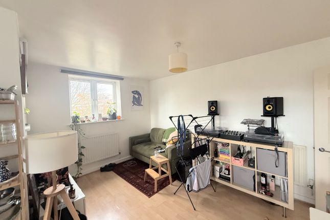Flat 10, San House, London photo 2