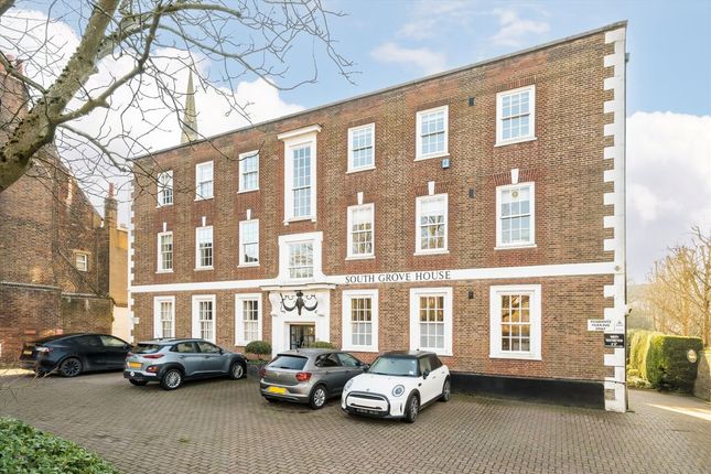 Flat to rent in South Grove, London