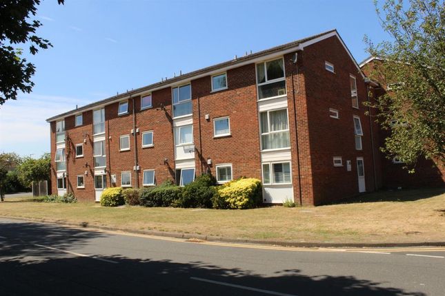 Thumbnail Flat to rent in Clyfton Close, Broxbourne