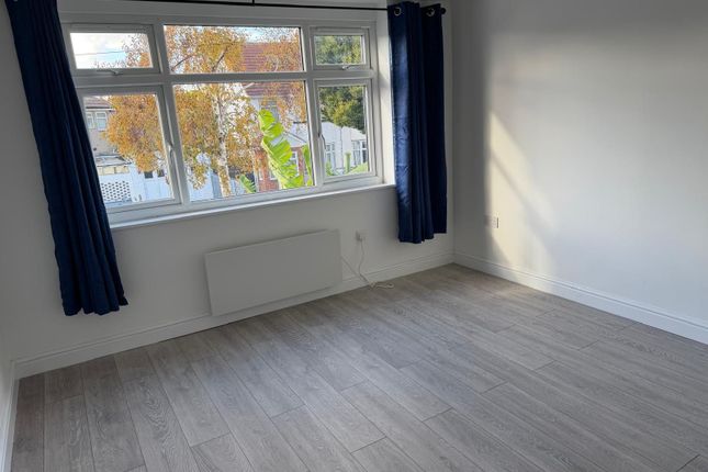 26 Oakwood Avenue, Southall photo 4