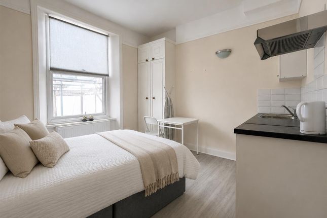 Studio house on Flat 4, 6, Hogarth Road, London, £1,100/mo