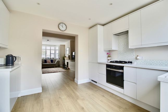 15, Geoffrey Avenue, Romford photo 2