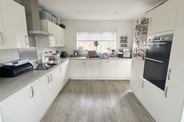 11 Honeysuckle Crescent, Walton Cardiff, Tewkesbury photo 2
