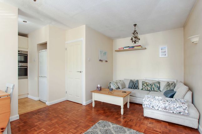 8, Mansard Close, Tring photo 3
