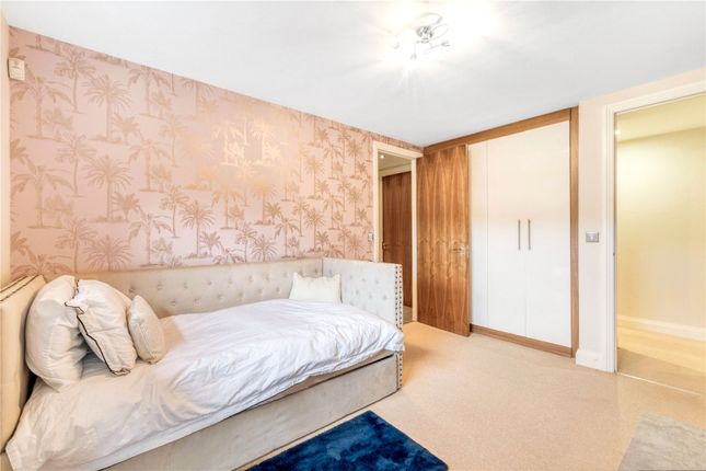 Flat for sale in Durham Avenue, Bromley