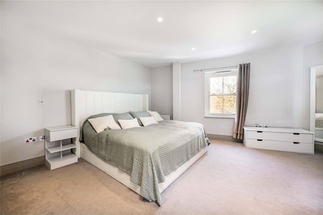 Flat for sale in Bolingbroke Grove, London