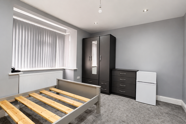 25 Leeds Road, Slough photo 3