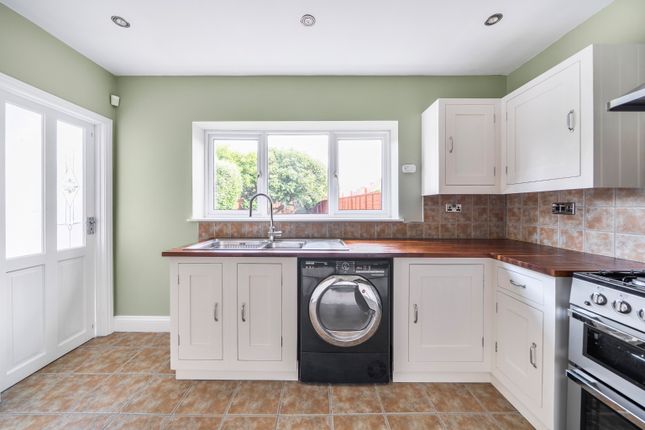 127 Mayfield Road, Dagenham, Greater London photo 4
