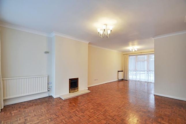 43, Fairacres, Ruislip photo 2