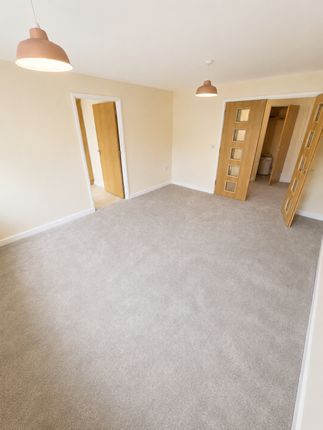 5, Thornton Hall Close, Northampton photo 3