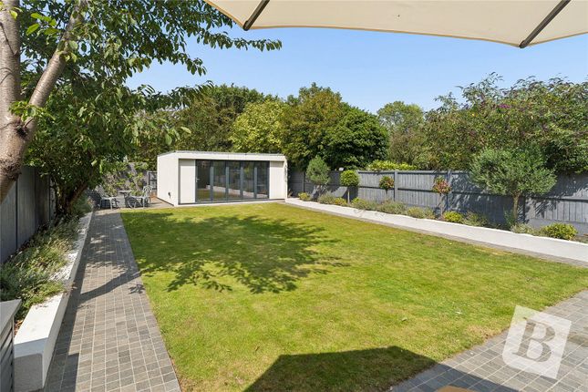 25, Holden Way, Upminster photo 4