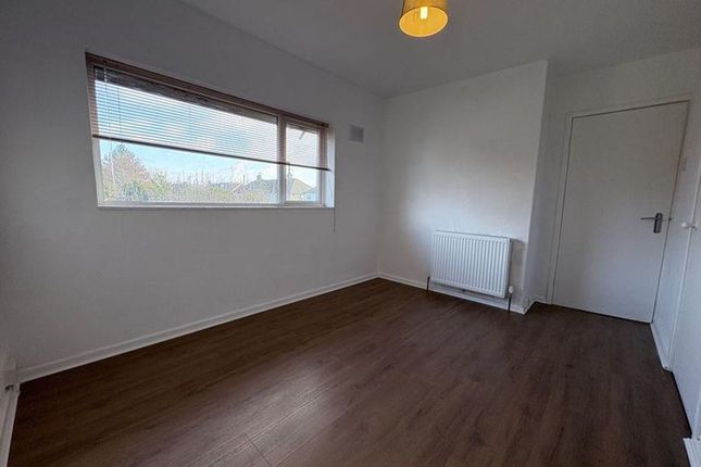 98 Blumfield Crescent, Slough photo 3