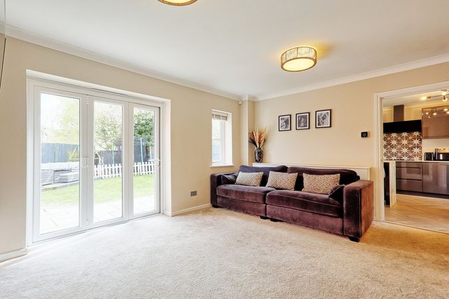 8, Hazel Close, Basildon photo 4