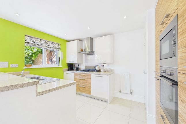 39, Jackdaw Way, Rochester photo 4