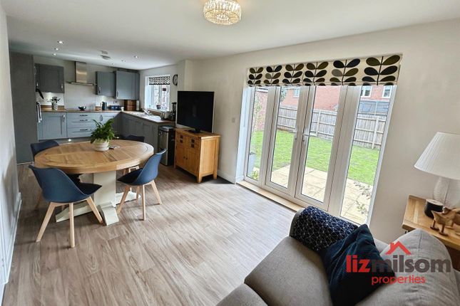 60, Rockingham Way, Burton-On-Trent photo 2