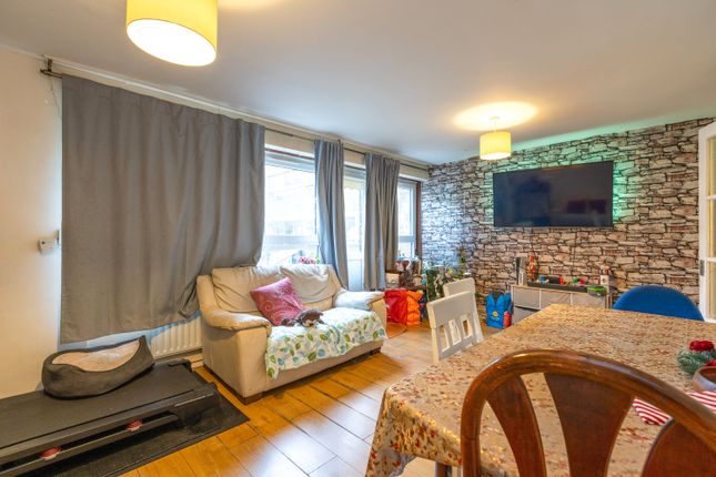 Flat 47, Therfield Court, Brownswood Road, London photo 2