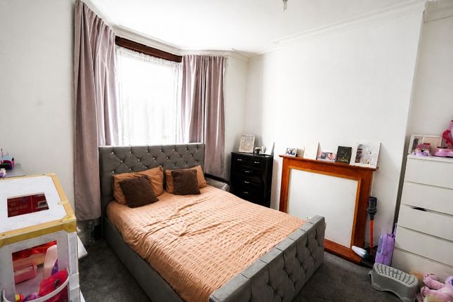 4 Clacton Road, LONDON photo 2