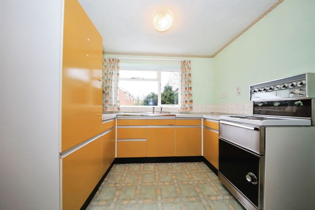 3, Renfrew Gardens, Kidderminster photo 4
