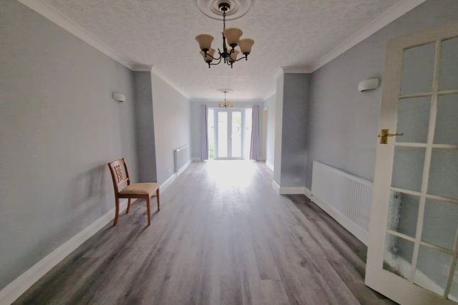 58 Northfield Gardens, Edgware photo 3