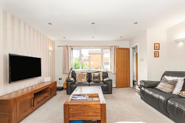 2 Cotswold Close, Bury photo 2