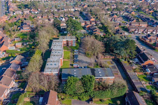 2-bed flat on 26,Flat, Ingatestone Drive, Stourbridge, £180,000