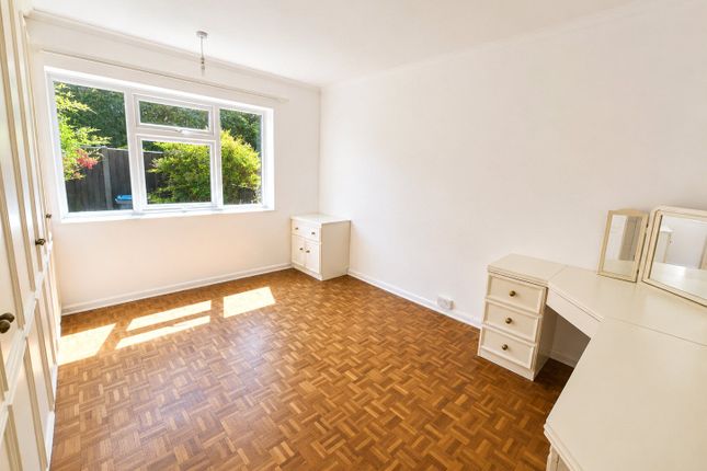 8, Headley Close, Epsom photo 2