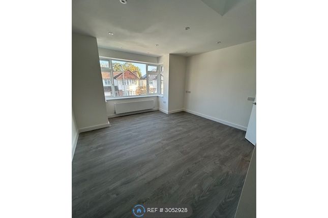 Hollycroft Avenue, Wembley photo 4