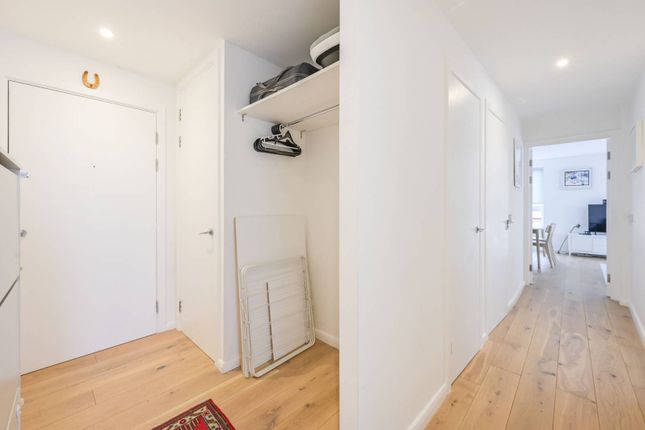 Flat to rent in Narrow Street, Limehouse, London