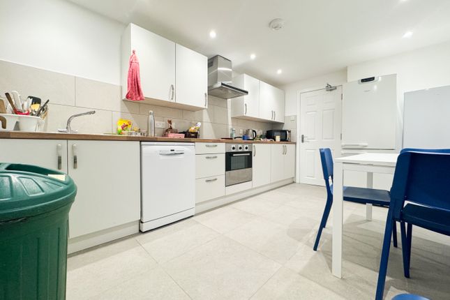 5-bed terraced on 30, Orbit Street, Cardiff, £2,500/mo