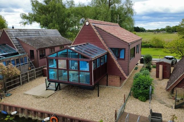 3-bed house on 103 Lakeside, Isleham Marina, Ely, £320,000