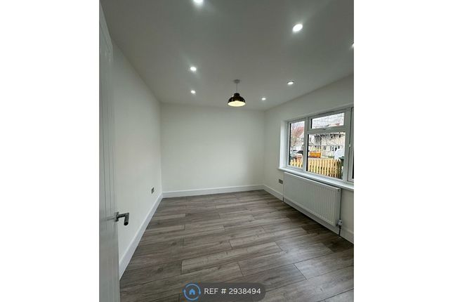 Alberta Avenue, Cheam, Sutton photo 4