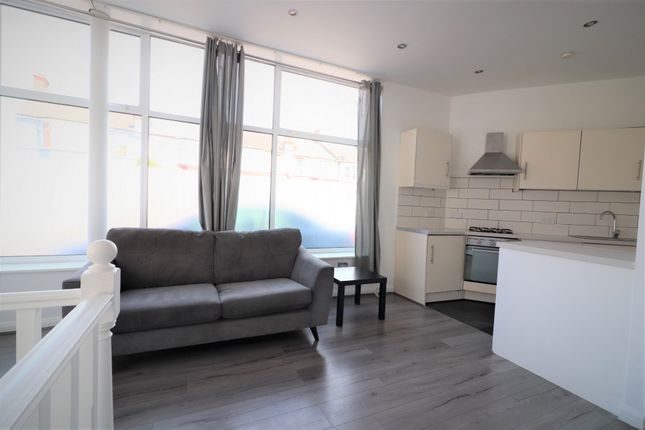 Flat to rent in Portland Road, London