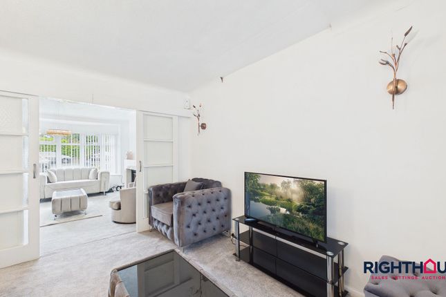 9 Dean Close, Bradford photo 3