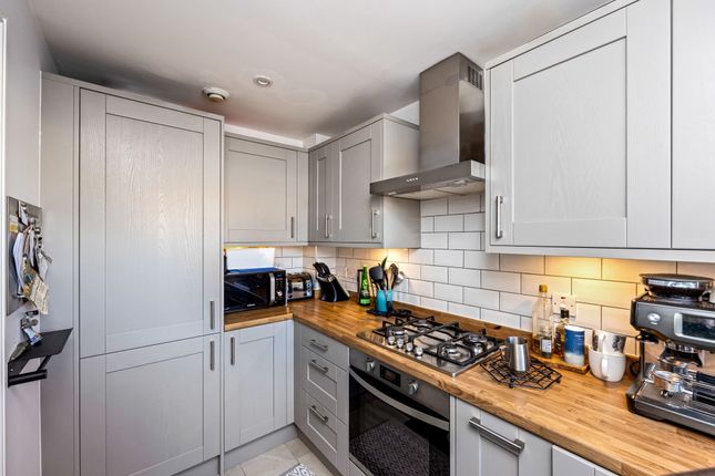 1 Mead Place, Horley photo 3