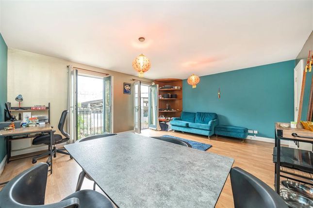 Flat 2-22, Kempton Court, 2, Durward Street, London photo 2