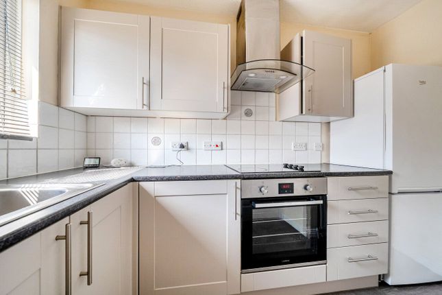 Flat 2, 6, Worplesdon Road, Surrey photo 4