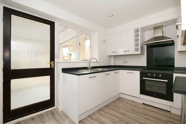 8, Bransdale Gardens, Leeds photo 4