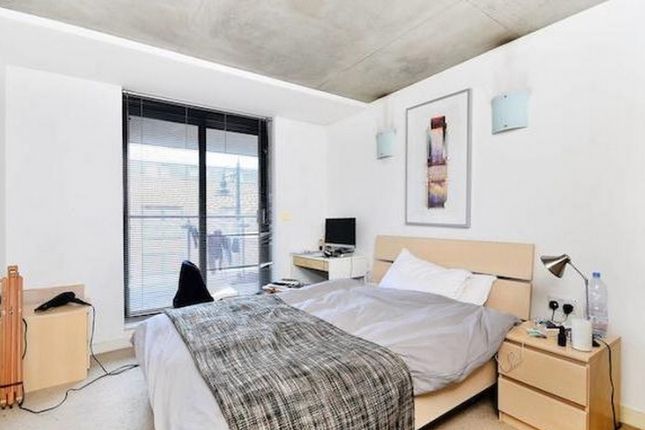 Flat for sale in Wood Green, London