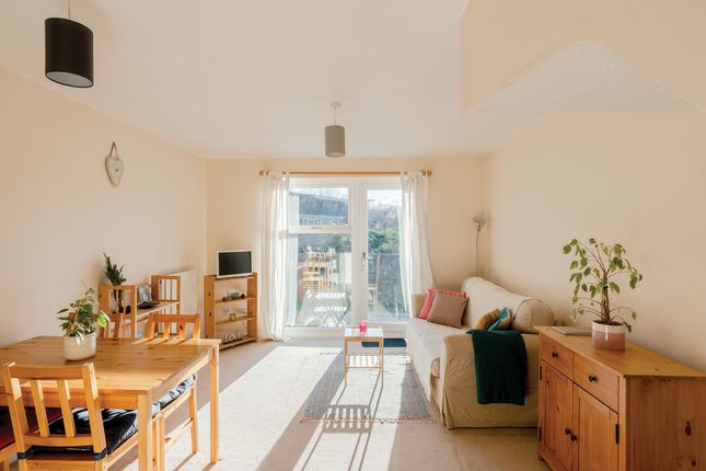 10 Swallows Court, Bristol photo 2