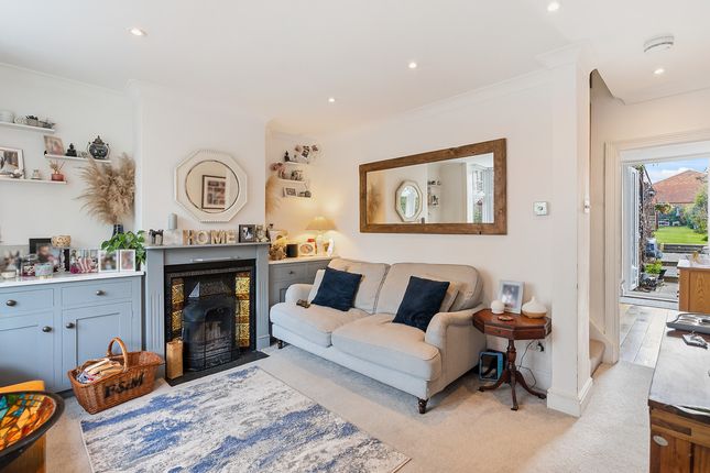 43, Spinney Hill, Addlestone photo 2