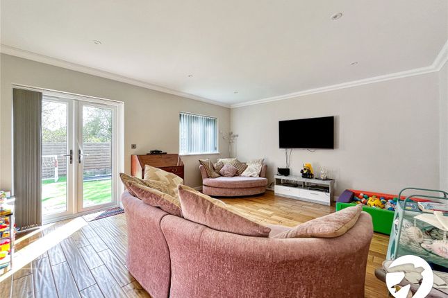 5, Copper Beech Close, Kent photo 3