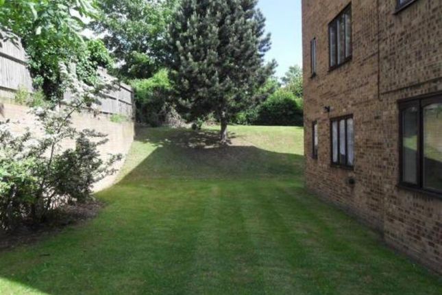 7, Dial Close, Greenhithe photo 4