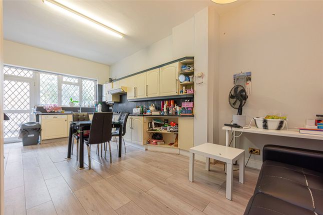 2-bed flat on Junction Road, London, £2,500/mo