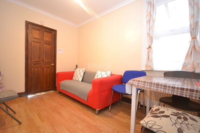 Room to rent in Grange Avenue, Earley