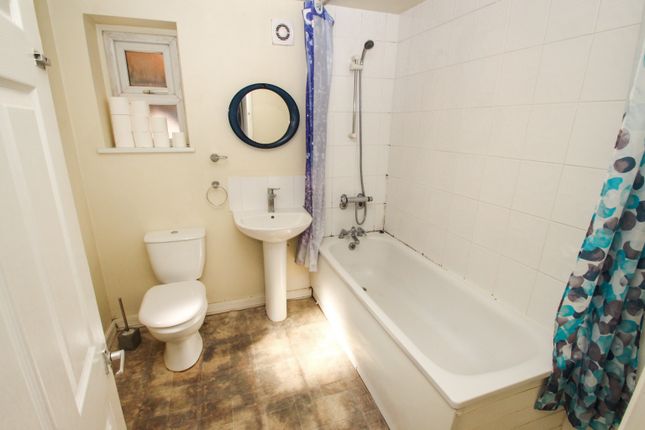 13, Hughan Road, London photo 5