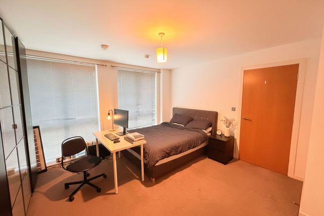 Apt 8, City South, Manchester photo 4