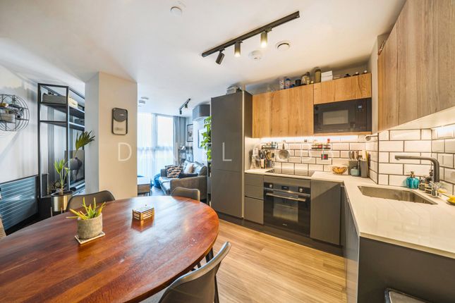 1-bed flat on Flat 206, 153 Tower Bridge Road, London, £515,000